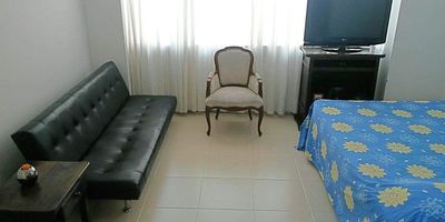 Apartamento en Arriendo en unidad cerrada ubicada en Pinares cerca a supermercados de cadena, centros comerciales, rutas de transporte publico y servicios complementarios de la zona. Cuenta con muy amplios espacios, iluminacion y ventilacion natural, sala-comedor, pisos en madera y marmol, estudio, tres habitaciones, tres baños, mas habitacion de servicio con baño, estufa y calentador a gas, cocina integral meson en granito, zona de ropas. Apartamento con balcon. La unidad cuenta con salon comunal, gimnasio, dos parqueaderos cubiertos y dos cuartos utiles. Ademas con circuito cerrado de tv y vigilancia las 24 horas.  *Inmuebles sujetos a verificación de disponibilidad.*