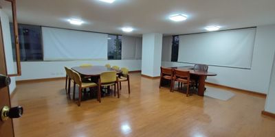 Alquiler de oficina con un área de 42 metros en un tercer piso ,el edificio cuenta con ascensor,cerca a avenidas principas ,area comercial ya que  su ubicación sobre una vía principal te garantiza un fácil acceso a diferentes puntos de la ciudad y su cercanía al transporte público te permitirá moverte con comodidad en cualquier momento. Todo esto bajo la vigilancia y seguridad que proporciona la portería del  edificio.

No dejes pasar esta oportunidad contáctarnos 3206422861,  y programa una visita para conocer esta propiedad en Manizales. ¡Te encantará!

 
