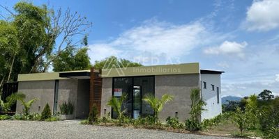 En el sector de Laguneta en conjunto cerrado está para la venta, Casa Campestre  de 240 mts² en un lote de 2.008 mts² distribuidos de la siguiente manera: en el piso principal tenemos 2 habitaciones cada una con baño y vestier, baño social, cocina abierta, sala comedor, terraza y un espacio como biblioteca, estar de TV, o si es necesario otra habitación, se puede cerrar pues tiene su baño privado. 
La propiedad cuenta con un amplio deck orientado hacia un hermoso guadual que proporciona una excelente vista.

En el Subnivel, tenemos zona de ropas, una habitación y un espacio adicional para gimnasio, o taller o espacio como depósito. 
La casa construida bajo un concepto industrial, donde resaltan la combinación de materiales como concreto pulido, madera y laminas metálicas que proporcionan una perfecta armonía entre lo industrial y contemporáneo.

Rodeado de Naturaleza, muy cerca de Pereira, un clima templado será perfecto para quienes quieran vivir en esta casa que está para ESTRENAR.

SE ESCUCHAN OFERTAS.