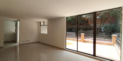 Casa en arriendo en unidad cerrada, fácil acceso desde avenida, cercana a servicios complementarios de centro comercial y a rutas de transporte publico. Piso en baldosa, tres niveles, sala y comedor , 4 alcobas con baño en cada principal, cocina integral cerrada tipo americano, terraza y parqueaderos independientes cubiertos ). Zonas verdes, parque infantil, vigilancia 24 horas, citofonia, alarma y circuito cerrado de tv. *Inmuebles sujetos a verificación de disponibilidad.*