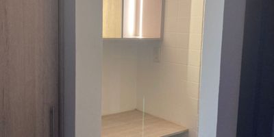 Apartamento en Venta en unidad cerrada en Gamma cerca a centro comerciales, parques, supermercados de cadena, iglesias, rutas de transporte publico y servicios complementarios de la zona,  cuenta con sala-comedor, pisos en ceramica, estudio, tres habitaciones y un baño, cocina integral mesón en quarztone, estufa y calentador a gas, zonas de ropas. Apartamento remodelado no tiene ascensor. La unidad cuenta con parques infantiles, salon comunal y un parqueadero descubierto. Vigilancia y porteria las 24 Horas. Inmuebles sujetos a verificación de disponibilidad.