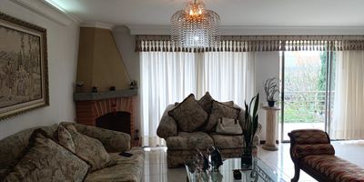 Casa en venta unidad cerrada cerca a centro comercial, fácil acceso desde la principal y cercano a servicios complementarios. Piso en ceramica, 3 niveles, puerta de seguridad, chimenea, sala y comedor independiente, estudio, estar de tv, 3 alcobas con baño en cada una, tina, cocina integral abierta tipo americano, alcoba de servicio, balcon, terraza y parqueaderos paralelos cubiertos. Piscina, salón social, parque infantil, zonas verdes, vigilancia 24 horas, citofonia, alarma, caja fuerte y circuito cerrado de tv. *Inmuebles sujetos a verificación de disponibilidad.*