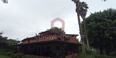 Vendo y/o Arriendo casa-finca en Rionegro vereda san Joaquín, rodeada de naturaleza, 9 alcobas, 1 Vestier, 6 closets, 8 baños, sala, comedor, cocina integral, zona de ropas, parqueadero cubierto y al aire libre, zonas verdes. 
Información sujeta a cambios. Adicional tiene apartamento independiente multifuncional con 2 alcobas. Las imágenes de muebles, enseres, decoración y demás elementos son una referencia. Activos y Bienes, Inmobiliaria experta en administración, arrendamiento y venta de apartamentos, casas, locales, bodegas y oficinas en el Oriente Antioqueño, Medellín y toda el área Metropolitana.