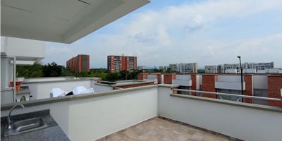 Te presento esta maravillosa oportunidad de inversión en el corazón de Pereira, más específicamente en Risaralda. Se trata de una hermosa casa ubicada en una zona residencial privilegiada, rodeada de naturaleza y tranquilidad. Con un área total de 152 M2, y una construcción que también abarca 152 M2, esta propiedad busca brindar comodidad, amplitud y calidad de vida a sus futuros dueños.

Esta casa está distribuida en 4 habitaciones, perfecta para acomodar a una familia numerosa o para tener espacio extra para invitados. Además, cuenta con 3 baños, lo que garantiza comodidad y privacidad para todos los miembros del hogar. Además, el garaje incluido permite tener un lugar seguro y exclusivo para estacionar tu vehículo.

Pero eso no es todo, la casa también cuenta con una serie de características internas que la hacen aún más atractiva. ¿Tienes mascotas? Esta propiedad admite animales de compañía, para que puedas disfrutar de la compañía de tu mejor amigo peludo. Además, cuenta con servicios básicos como agua, electricidad y gas domiciliario, y también tiene instalado un calentador para que no te falte agua caliente.

El interior de la casa también tiene detalles que marcan la diferencia: un balcón para disfrutar de la vista y el aire fresco, baño auxiliar para mayor comodidad, baño en la habitación principal para tener privacidad total, y hasta una biblioteca/estudio para trabajar o estudiar cómodamente desde casa. También hay un depósito donde podrás almacenar tus cosas con seguridad, y la casa cuenta con doble ventana para mayor aislamiento térmico y acústico.

Pero lo mejor es que esta propiedad no solo ofrece comodidades internas, sino también externas. Con acceso para personas con discapacidades, una agradable área social para compartir momentos con tus seres queridos, y una zona de barbacoa y parrilla perfecta para tus asados en familia. Además, tendrás parqueadero para visitas, parques cercanos para ejercitarte o relajar