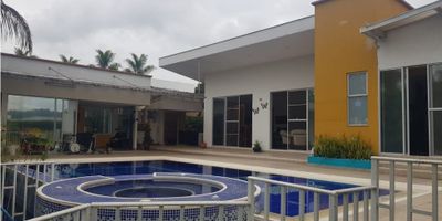 ¡Descubre la casa de tus sueños en Combia, Vía Marsella! Esta impresionante propiedad de 2220 m² de terreno y 650 m² construidos ofrece espacios amplios, luminosos y confortables para disfrutar en familia. Con 6 habitaciones, 7 baños, gas domiciliario y calentador tanto para la casa como para el jacuzzi, esta casa lo tiene todo. Relájate en la piscina de 6x5 metros y 1.50 metros de profundidad, o en el jacuzzi climatizado con hidroterapia y cromoterapia. La cocina integral y los suelos de porcelanato añaden un toque de elegancia. Ubicada cerca del Crucero de Combia, cuenta con capacidad para parquear hasta 12 vehículos, de los cuales 3 son cubiertos. Si buscas una propiedad excepcional, ¡esta es tu oportunidad! Contáctanos para más detalles.

 
