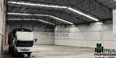 Excelente bodega en unidad cerrada  de guarne Antioquia, ubicada sobre la autopista Medellín- Bogotá cuenta con puerta camión, pisos reforzados, doble altura, energía trifásica,  unidad cerrada con portería 24/7.