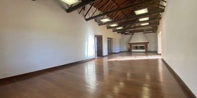 Magnifica propiedad,cerca a la vía principal con tres construcciones,cancha de footboll,excelente vista,zona de alta valorización