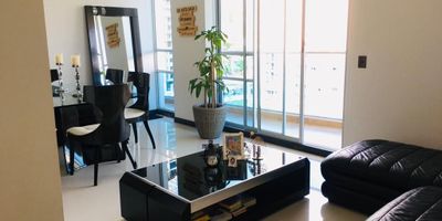 Apartamento en Venta en Unidad cerrada ubicado en Pinares Alto con múltiples servicios complementarios de la zona, con buena iluminacion y ventilacion natural, cuenta sala-comedor, pisos en porcelanato, tres habitaciones y tres baños, cocina integral mesón en mármol, estufa y calentador a gas, zona de ropas. La unidad cuenta con piscina, gimnasio, salon comunal, sauna/turco,  parques infantiles, dos parqueaderos cubiertos y zonas verdes. Vigilancia y porteria las 24 Horas.Inmuebles sujetos a verificación de disponibilidad.