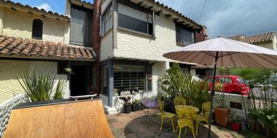 F-  Vendemos esta linda casa en el barrio Puente Largo,  zona nor-occidental de Bogotá,  con un area privada de 209 metros, estrato 5; tiene 2 pisos y altillo, 4 habitaciones, 3 baños, family room / estudio , sala con chimenea a gas, comedor , cocina con estufa a gas y comedor auxiliar; lavaplatos automático ,calentador a gas , zona de lavandería con patio de ropas, cuarto de servicio con baño, depósito, jardín delantero y garaje para 2 carros. Como se aprecia en las fotos y video, ha sido remodelada en baños, cocina, pisos y tambien las tuberías hace 12 años aproximadamente. Le invitamos a conocerla, de seguro le va a gustar y este puede ser su futuro hogar.