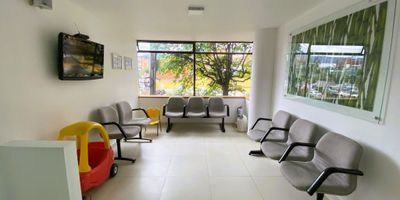 F- Vendemos consultorios , adaptados para clínica odontológica con un área de 110 metros que incluyen recepción con sala de espera, 4 unidades odontológicas, 2 oficinas, baño, archivo, zona de desinfección, entrada independiente para pacientes , con vista exterior muy iluminada y un parqueadero privado. El edificio de oficinas ubicado sobre la calle 125 tiene un ubicación estratégica con dos grandes parqueaderos al rededor y acceso por vías principales como la avenida 19, calle 127 y autopista norte.