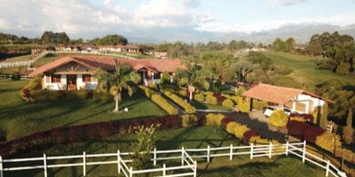 Lote en exclusivo Conjunto Campestre, totalmente desarrollado, con caballerizas para cada lote. Excelente ubicación sobre la vía de Circacia a Montenegro, a diez minutos del casco urbano de Circasia y a media hora de Armenia, realmente muy cerca de todo! 
Hermosa vista al paisaje cultural cafetero, área tres mil diez y siete M2. 
INFORMACION: OLGA INES ALDANA