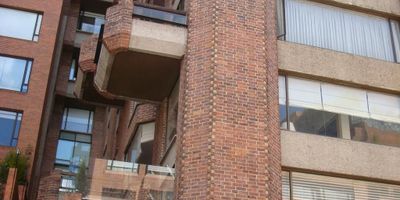 Excelente apartamento para venta en Rosales, magnifica ubicación, calle tranquila, 1 cuadra arriba CAI de Rosales, vista panoramica a la ciudad, 6o. piso exterior, esquinero, iluminado, con pequeño balcon en la sala, parte electrica renovada totalmente con luces LED, tres alcobas con baño, sala y comedor con amplios espacios, chimenea, baño social, estar de alcobas, cocina semi-abierta muy amplia, cuarto y baño servicio, zona lavandería, tres parqueaderos independientes, 2 depósitos, puerta seguridad, 2 ascensores privados, un apartamento por piso. Contacto OLGL.