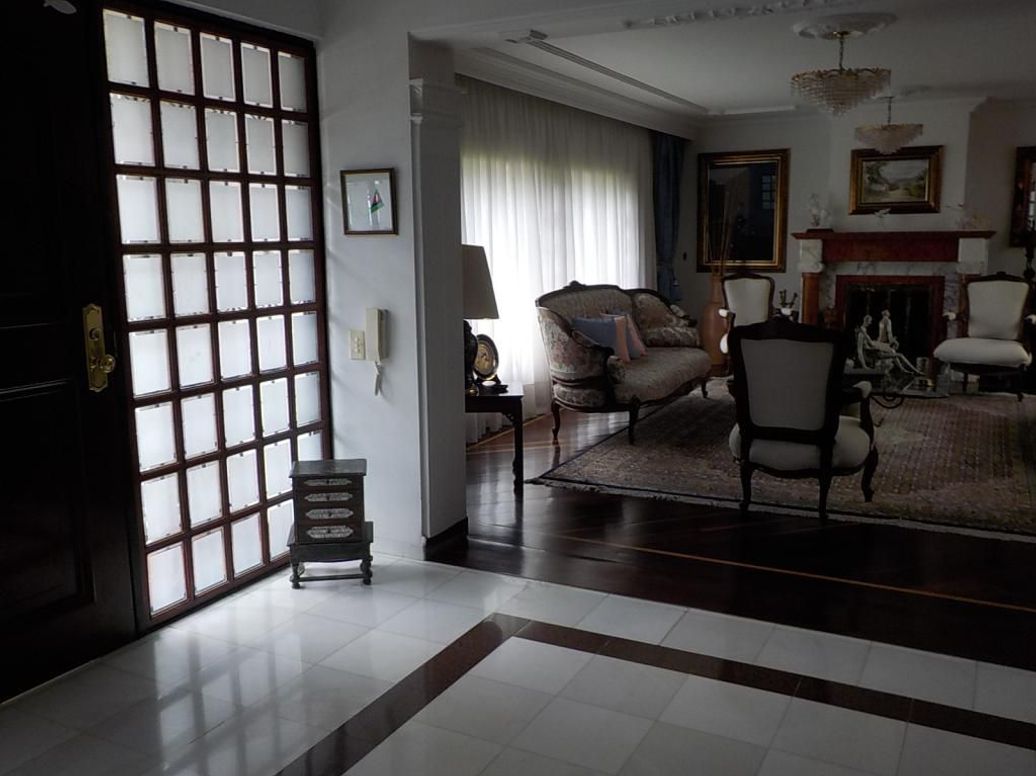 Casa de 3 alcobas en venta en Cerros De Santa Barbara, Bogotá, 442 m² · foto 3 de 20