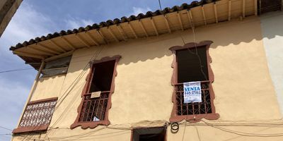 Apartamento en un tercer piso, a media cuadra del parque principal.

Tiene 2 habitaciones, piso en madera, cocina sencilla, 1 baño y 3 balcones coloniales.

Es una edificación antigua, pero puede tener remodelaciones.