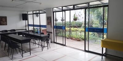 Casa comercial independiente en arriendo en el sector Suramericana, cerca de universidades, rutas de transporte, supermercados de cadena y servicios complementarios. Piso en baldosa, 7 espacios, 2 niveles, baños, cocineta, cableado de red, techo cielo raso, patio, red de gas y parqueadero cubierto. Área total 557mt de la casa  40mt de lo que pudiera ser un local. Inmuebles sujetos a verificación de disponibilidad.