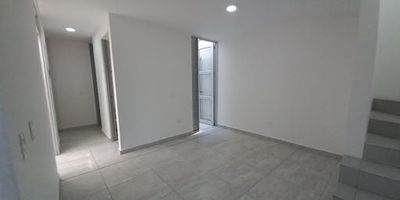 Casa de dos pisos, cuenta con 4 habitaciones, 3 baños, vestier en la habitación principal, cocina abierta, patio con techo corredizo, calentador, encortinado, parqueadero 1 cubierto. Vigilancia las 24 horas, Piscina, Jacuzzi, Zona Bbq, salón social, área mascotas. Entra en contacto con nuestros Ejecutivos Comerciales. AGENTE MARCELA BOJACA 