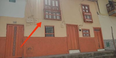 Casa en un segundo piso con 160 metros cuadrados.

Tiene 4 habitaciones, sala, comedor, cocina sencilla, 1 baño y 2 cuartos útil

Cuenta con apartamento interno que tiene 2 habitaciones, cocina sencilla, 1 baño y patio.

$165.000.000 negociables