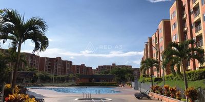 ¡Bienvenido(a) a la oportunidad de adquirir un apartaestudio en uno de los conjuntos residenciales más buscados de Pereira! Este inmueble de 53 m² ofrece un estilo de vida cómodo y conveniente en un entorno vibrante.

Características del Apartaestudio:

Sala-comedor luminosa, perfecta para momentos de reunión y relajación.
Cocina abierta, que fomenta la interacción mientras cocinas tus platos favoritos.
Zona de ropa para mayor comodidad en el día a día.
1 amplia habitación con baño privado, asegurando privacidad y confort.
Balcón en el área social, el lugar perfecto para disfrutar de una taza de café por la mañana o relajarse al atardecer.
Baño social, ideal para las visitas de familiares y amigos. 
Ubicado en el 2° piso, ofreciendo vistas panorámicas y tranquilidad.
Comodidades adicionales:

1 parqueadero, para ti y tus invitados.
Vigilancia las 24 horas para tu seguridad y tranquilidad.
Piscinas, sauna, turco y jacuzzi; perfectos para días de diversión bajo el sol y en la noche.
Gimnasio y parque Zen; para mantener un estilo de vida activo, saludable y reducir el estrés.
Canchas Múltiples y de tenis para disfrutar de deportes y actividades al aire libre.
Salón social y plazoleta para eventos y celebraciones especiales.
Juegos infantiles y golfito de 18 hoyos, pura diversión para niños y adultos.
Zona para BBQ, ideal para compartir un delicioso asado con tus seres queridos 
Ubicación Estratégica: 
Este conjunto residencial se encuentra en una ubicación privilegiada con acceso conveniente a servicios públicos, supermercados y una amplia variedad de comercios locales. Vivir aquí te brindará la comodidad y la calidad de vida que mereces.

Este es tu momento para adquirir un apartaestudio excepcional en un entorno que ofrece comodidad y una comunidad amigable. No pierdas esta oportunidad única de llamar a este lugar tu hogar. ¡Contáctanos hoy mismo para programar una visita y conocer más detalles!