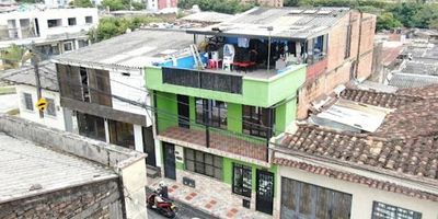 casa de 3 pisos, para inversionista, cuenta con 5 rentas aproximadamente de $ 4.000.000, tiene 7 de frente x 22 de fondo, 3 aptos, 1 aparta estudio y en el primer piso casa con 4 alcobas , sala-comedor , cocina, patio, también tiene terraza, el el ultimo piso con zona de ropa, cada apto tiene su closet , cocina , baño, calentador, ubicado en el sector de la lorena. 