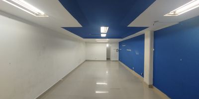 Local en centro comercial muy prestigioso de la cuidad de Medellin, con un area de 52 metros cuadrados, cuenta con su bano y cocineta.
el centro comercial cuenta con grandes espacios para el agrado de su publico y facil acceso con ascensor y escaleras electricas. si quieres empezar tu emprendimiento o agrandar tu negocio no te quedes con la oportunidad de conocerlo y contacta a uno de nuestros asesores.