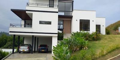 Senderos de Verde Horizonte,  lote 561 m2, construido 310 m2, sala comedor, cocina integral, zona de oficios independiente, cuenta con 4 habitaciones 3 de ellas con baño, baño social, parqueadero para 6 carros dos de ellos cubierto, Conjunto cerrado con vigilancia 24/7, Zonas verdes comunes, Piscina para adultos y niños, Salón social,Cancha de tenis, Parque infantil, espectacular vista a los farallones, hermosos acabados, A pocos minutos del Centro Comercial Alfaguara, Fácil acceso a la vía Cali - Jamundí, Cerca de colegios, universidades, centros comerciales y clínicas. Contactanos 3182697143  3105398722