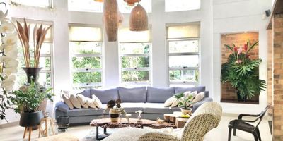 Hermosa CASA CAMPESTRE en condominio sobre la Av. Canasgordas, con un lote de 1.776 m2, y Construido 874 m2 en dos niveles con ascensor interno. A demás¡ su ubicación es privilegiada cerca a puntos de transporte publico, los mejores colegios, universidades, supermercados, zonas gastronómicas, y las mejores Clínicas . Consta de 7 Habitaciones, 6 con bano y balcón,  baños sociales.*Dos Salas y dos zonas de comedor.*Un estudio y espacio de Biblioteca o TV.*Una espectacular piscina con jacuzzi rodeada de mucho verde.* Zona BBQ cubierta, con una cocina de barro y plancha para asados. *Espacio para juegos como billar o sapo.*Parqueadero para hasta 10 carros.*ascensor interno. NOTA : Esta hermosa casa tiene unos espacios y acabados con un toque Artístico, una decoración vanguardista con mucha calidez. Además tiene un espejo de agua rodeando la casa dandole un toque de frescura y armonia.