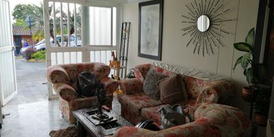 Casa en Venta en unidad cerrada ubicado en Belmonte de facil acceso cerca a universidades, centros comerciales, supermercados de cadena y rutas de transporte publico. cuenta con dos niveles, sala-comedor, pisos en marmol, tres habitaciones y tres baños, mas habitacion de servicio con baño, cocina integral mesón en marmol, estufa y calentador a gas, zona de ropas. la unidad cuenta con piscina, gimnasio, salón comunal, sauna/turco, parques infantiles, placa polideportiva, zonas verdes y un parqueadero descubierto. Con vigilancia y portería las 24 Hora. *Inmuebles sujetos a verificación de disponibilidad.*