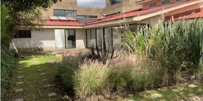 Area construida 608.80 mts, area lote 666.10 mts, vendo casa remodelada, hall de entrada, sala comedor, estudio, mezzanine, baño social, estar de television, tres habitaciones principal con vestier y baño, tres baños, cocina. comedor auxiliar, zona de lavanderia, cuarto y baño de servicio, cuatro parqueaderos, jardin interior, antejardin,  baños, gimnasio, zonas verdes, apts - c- dos  
