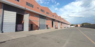 SE ALQUILA BODEGA EN ARROYOHONDO, 585, 3 pisos distribuidos asi:

1 piso: bodega de 448m2, ancho 11.5mts, largo 38 mts, alto 12 mts, 2 Baños, recepcion, cocina, zona de oficios.

2 piso: bodega 46m2 , 2 baños.

3 piso: bodega 89m2, 2 baños.

3 parqueaderos, porteria 24/7, zona industrial.

Canon de arrrendamiento $ 12.870.000 + IVA

Administracion $1.500.000 + IVA