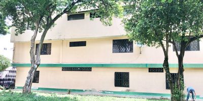 Venta de Hermosa Casa Esquinera de 4 metros de frente por 22m de fondo y es de tres pisos, Dos de ellos independientes, a una cuadra de la Autopista y 10 minutos del Centro C Palmeto. En el primer tienes una sala, comedor, una cocina y zona de ropas, seguido de un baño y dos habitaciones amplias con closet empotrados. 
En el segundo piso tendrás acceso por escaleras externas donde encuentras una Sala y un comedor amplios, seguidos de una Cocina con almacenaje dos habitaciones y un baño, también encuentras unas escaleras internas que llevan al 3 piso donde esta la habitaciÃ³n principal con baño, otra habitación con medio baño y la zona de lavado. 
Anímate y conoce esta Casa con gran ubicación que funciona muy bien en Rentas Cortas, pero con gran proyección para hacer cambios y poder tener varios APARTAESTUDIOS que te generen RENTAS CORTAS.