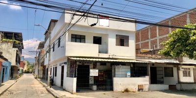 Casa esquinera Alfonso Lopez, comercial, vivienda, 290 m2 construidos de 3 pisos, 1 piso: local comercial y apartamento, 2 piso. apartamento de 5 alcobas para remodelar, balcon, 3 piso: apartamento de 2 alcobas y terraza grande, buena ubicacion, cerca a la Cr. 8 y autopista