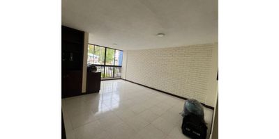 Este moderno apartamento de 72 M2 es una excelente oportunidad para adquirir una propiedad en la hermosa ciudad de Pereira, ubicada en el departamento de Risaralda, y disfrutar de una calidad de vida inigualable. Está situado en una zona privilegiada, con acceso cercano a centros comerciales, colegios y universidades, lo que lo convierte en un lugar ideal para familias y profesionales que valoran la comodidad y la conveniencia.

Una de las principales ventajas de este apartamento es su amplia área terreno de 72 M2, que permite el aprovechamiento máximo del espacio y asegura una distribución eficiente. Además, cuenta con un área construida y privada igualmente de 72 M2, lo que garantiza que cada rincón del inmueble sea aprovechado al máximo.

El apartamento tiene una distribución de 3 alcobas, perfecto para una familia en crecimiento o para aquellos que buscan un espacio para recibir invitados o trabajar desde casa. Además, cuenta con 2 baños completos, uno de ellos en la habitación principal, lo que brinda comodidad y privacidad a sus habitantes.

Esta propiedad también cuenta con una plaza de garaje, lo que garantiza un lugar seguro para estacionar su vehículo y despreocuparse de buscar parqueo en la calle. Otra característica interna importante es que admite mascotas, lo que permite a los dueños de mascotas compartir su hogar con sus peludos compañeros sin restricciones.

El apartamento está equipado con armarios empotrados, lo que brinda una solución perfecta para almacenar y organizar ropa y otros objetos personales. También cuenta con agua y calentador, lo que garantiza un suministro constante de agua caliente para su comodidad.

La cocina integral está equipada con gas domiciliario, lo que permite una cocción rápida y eficiente de los alimentos, ahorrando tiempo y energía. Esta funcional cocina también ofrece una preparación sencilla y práctica de comidas para disfrutar en familia o con amigos.

En el exterior, el apartamento cuenta 