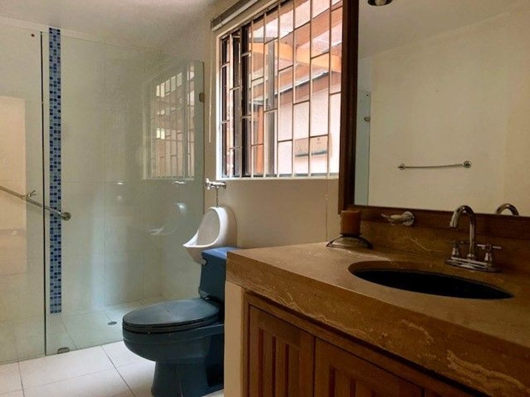 Apartamento de 3 alcobas en arriendo en Los Rosales, Bogotá, 200 m² · foto 2 de 16