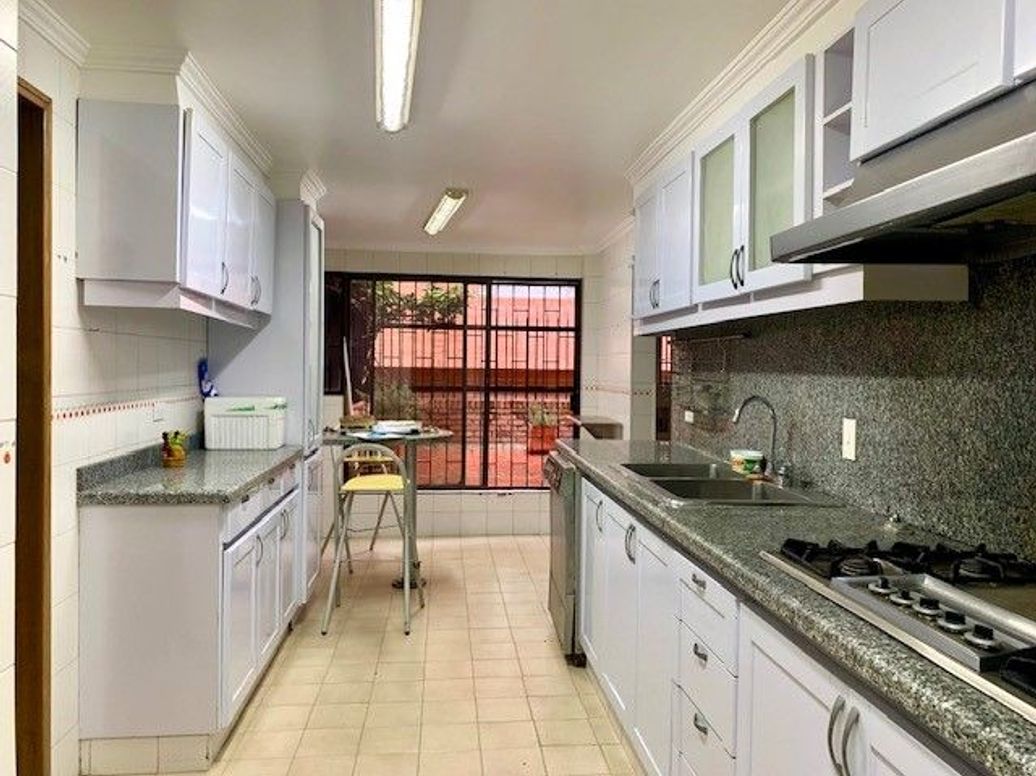 Apartamento de 3 alcobas en arriendo en Los Rosales, Bogotá, 200 m² · foto 5 de 16