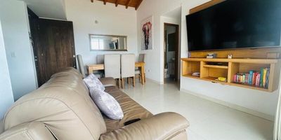Codigo 24456. Apartamento en venta ubicado en La Ceja sector El PalmarApartamento con excelente iluminación, hermosos acabados y vista panorámica; en sector tranquilo, residencial, de alta valorización y desarrollo, con acceso a zonas comerciales, colegios, iglesias, supermercados y zonas comerciales. Descripción general: 3 habitaciones, 1 vestier, 2 closet, 2 baños, Salon - comedor, Cocina abierta integral, Balcón, Parqueadero sencillo, Cuarto útil, Red de gas, Servicios públicos, Gimnasio, Salón social, Zonas verdes y Parqueadero de visitantes.