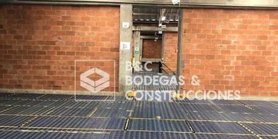 Bodega disponible en el sector de Itagí  en unidad cerrada con vigilancia de 24 horas, esta bodega es de 3 niveles piso 1 304,20m piso 2 65,81m piso 3 99,65m, frente 10,15, fondo 30,18,una gran oportunidad para expandir tu negocio y tener una ubicación estratégica en el sur de la ciudad. Contáctanos para visitar este inmuebble.