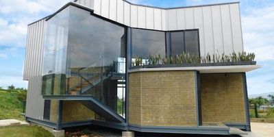 Casa en Venta en el barrio Vía Armenia de Pereira, Cuenta con un área 2000m2, 3 habitaciones, 2 baños, Cocina Integral, Sala-Comedor, Gas Domiciliario, Calentador a Gas, Zona de Ropas, Habitación del Servicio, Balcón, Terraza, Patio, Cuarto Útil, Estudio, Jacuzzi, Antejardín, , parqueaderos descubiertos: 4