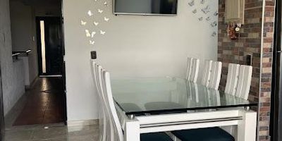 Apartamento bien ubicado en el sector de cuba, sobre vía vehicular con buen acceso a transporte publico ha minutos del aeropuerto y centro comercial. Este apto goza de las mejores comodidades tanto dentro de él como del conjunto lo cual es ideal para conformar o ver crecer tu familia. No esperes más y contáctanos . AGENTE LUIS ALEJANDRO CARRASCO 