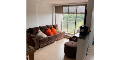 En Pereira, la capital del departamento de Risaralda, se encuentra este encantador apartamento listo para convertirse en tu nuevo hogar. Con un área de 64 M2 de terreno, construida y privada, este inmueble ofrece amplios y cómodos espacios para satisfacer todas tus necesidades.

Con 3 acogedoras alcobas y 2 baños completos, este apartamento se ajusta perfectamente a las necesidades de una familia pequeña o de una pareja en busca de privacidad y comodidad. Además, cuenta con un garaje privado que te permitirá tener tu vehículo seguro y protegido en todo momento.

Una de las características más destacables de este inmueble es que es amigable con los animales, lo que significa que si tienes una mascota, no tendrás que preocuparte por buscar un lugar para dejarla mientras te ausentas.

En su interior, este apartamento está equipado con armarios empotrados en cada una de las habitaciones, lo que te brinda un amplio espacio de almacenamiento para guardar tus pertenencias de manera organizada.

La habitación principal cuenta con baño en suite, lo que te brinda mayor comodidad y privacidad. Además, el apartamento cuenta con un calentador que te permitirá disfrutar de una ducha caliente en todo momento.

La cocina integral es moderna y funcional, ideal para los amantes de la cocina. Además, cuenta con gas domiciliario, lo que te permitirá ahorrar en el consumo de energía. El hall de alcobas es el espacio perfecto para tener un momento de relajación y tranquilidad.

El edificio en el que se encuentra ubicado el apartamento cuenta con acceso para personas con discapacidad, garantizando la accesibilidad a todos los residentes. Además, cuenta con un área social, donde podrás compartir momentos con tus seres queridos y vecinos. El ascensor te permitirá llegar a tu piso sin tener que subir escaleras.

Ubicado cerca de la zona urbana, este apartamento te ofrece la comodidad de tener todo lo que necesitas a pocos minutos de distancia. Además, cuenta con garaj