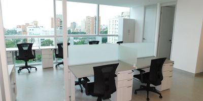 Oficina amoblada disponible en arriendo ubicada al norte de al ciudad de barranquilla en el sector del barrio el poblado, sector comercial en vía principal, edificio empresarial, dispone de un área de 64m2, cuenta con 13 puestos de trabajo, área cerrada para gerencia, espacio para zona de recepción, cocineta, baño interno, el edificio cuenta con salón de juntas, auditorio, cafetería, gym, parqueadero de visitantes y privados, dispone de 3 ascensores por piso, lobby con recepción y control de acceso, muy cerca a entidades financieras, restaurantes, supermercados, transporte publico cercano. 301