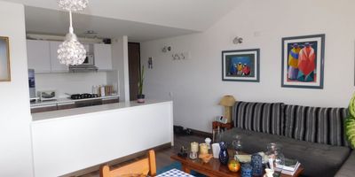 Acogedor y hermoso apartamento en el Conjunto Bosque Sala ,comedor, cocina integral con sistema de trituración de alimentos, zona de lavandería tres alcobas, dos baños ( baño auxiliar y baño privado) zona de vestier en la habitación principal , zona de estudio y balcón con sensor de luz incorporado.  Sistema de sonido en el apto. Parqueadero privado.