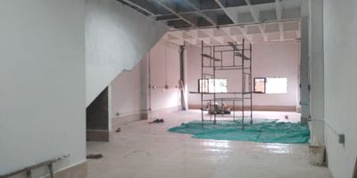 Bodega independiente en arriendo cerca a supermercados, parques, restaurantes, vias principales y servicios complementarios. Piso en mortero, 1 espacio, baños, cocineta, tiop industrial y de almacenaje, piso reforzado de 4 toneladas, tipo de enrgia monofasica, KVA 8. *Inmuebles sujetos a verificación de disponibilidad.*