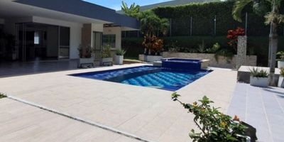 Te presentamos esta hermosa casa campestre en venta, ubicada en la ciudad de Pereira, Risaralda. Con una amplia área de terreno de 1050 M2 y una construcción de la misma área, esta propiedad te ofrece mucho espacio para disfrutar de la tranquilidad y privacidad que brinda el campo.

En su interior, cuenta con 3 cómodas alcobas y 3 baños, ideales para adecuar cada espacio a tus necesidades y las de tu familia. Además, encontrarás armarios empotrados en todas las habitaciones, lo que te permitirá tener todo en orden y organizado de manera práctica y funcional.

La casa también cuenta con un amplio balcón, donde podrás disfrutar de una vista privilegiada de los hermosos alrededores y aprovechar para tomar un poco de aire fresco y relajarte después de un largo día de trabajo. Y para mayor comodidad, cuenta con baños en cada habitación, para que no tengas que compartir el espacio con los demás.

Entre sus características internas también se incluyen una biblioteca o estudio, perfecto para aquellos que trabajan desde casa. Además, cuenta con calentador para garantizar agua caliente en todo momento, clósets en todas las habitaciones, cocina integral, comedor auxiliar y doble ventana, lo que te permite ahorrar en costes de energía al mantener una temperatura agradable en el interior.

Y si cuentas con un miembro peludo en la familia, no tienes que preocuparte, ya que esta propiedad admite mascotas. También encontrarás habitación de servicio, hall de alcobas y hasta jacuzzi y sauna para momentos de relajación y bienestar.

Por fuera, esta casa te ofrece un acceso pavimentado y adaptado para personas con discapacidad, lo que te garantiza una fácil entrada y movilidad en todo momento. Además, cuenta con una zona social con barbacoa y cancha de fútbol, ideal para realizar actividades al aire libre junto a tus seres queridos y amigos.

La ubicación de la propiedad es perfecta, ya que se encuentra cerca de zonas urbanas, colegios y universidades, cen