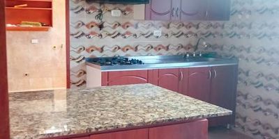 Casa en arriendo ubicada en Santa Elena en el sector Vereda El Placer, lote de 6.350 metros, a 200 metros del silletero. Sector muy tranquilo Casa en construcción tradicional, Estadero delante y adjunto a la casa. Cancha, No tiene parqueadero cubierto, pero tienes parqueadero para dos carros Amplios corredores No necesita chimenea ni calefacción Acogedora casa y cálida,  puerta eléctrica a la entrada del lote