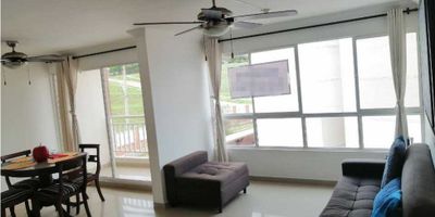 Este apartamento en venta en Barranquilla, Atlántico, ofrece 110 m² en el sector de Miramar, cercano a El Tabor. Cuenta con 3 habitaciones y 4 baños, siendo una opción amoblada lista para ocupar. Incluye 2 parqueaderos. El edificio dispone de gimnasio, sumando comodidad a su estilo de vida. Con una antigüedad de solo 1 año y un estrato 3, esta propiedad es una oportunidad en Barranquilla. Precio de venta: $340,000,000. Para más información o para coordinar una visita, puede contactarnos por WhatsApp o consultar las opciones de teléfono.