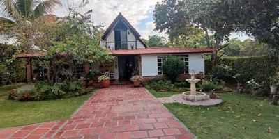 RIVERA -HUILA CONJUNTO PARROTS CASA C-18, Área 1.200 M2, construida 300 M2, Porteria 24 horas, salon social, cancha multiple, Casa campestre consta de cuatro parqueaderos, dos de ellos son cubiertos y los otros dos descubiertos, terraza exterior, sala, comedor, sala auxiliar, cocina integral, cuenta con otra cocina en terraza exterior, espacio para estudio, hall de alcobas, cuatro habitaciones con closet, habitación principal con balcón exterior que se encuentra en el segundo piso, zona de lavandería, patio de ropas, patio interno