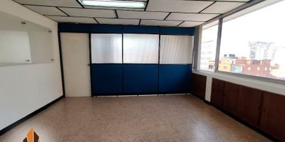 Oficina en venta en la Candelaria, El Centro. 
Este es el lugar perfecto para tu negocio.  Esta oficina está ubicada en un edificio con portería 24 horas, citofonia, ascensor, sala de espera, shut de basura. El sector es muy transitado, es un lugar con alto flujo peatonal. El inmueble cuenta con puerta peatonal, cocineta y baño. El edificio cuenta con  ascensor, vigilancia 24/7, escaleras de emergencia, shut de basuras. Queda sobre la Av. oriental, al frente de la iglesia de San José, estación del tranvía de San José, CC el punto de la oriental, Av. la playa.  Cuenta con  gran variedad de rutas de transporte publico, incluyendo la estación del Metro. Cuenta con un área aproximada de 90m2. Contáctanos!!! con gusto te ayudaremos.  8