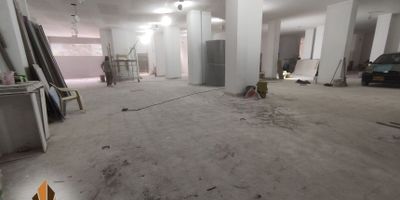 Local en arriendo en Ditaires Itaguí. 
Este es el inmueble perfecto para tu negocio, está ubicado cerca del estadio de Ditaires, al CC arrayanes, av. Pilsen, sobre vía principal, colegios, supermercados, iglesias, colegios. Cuenta con un área de 520m2. Queda en edificio es primer piso , cuenta con 6 puertas tipo persianas eléctricas de 4m, cuenta con 2 baños habilitados pero con la opción de habilitar 4 mas, la energía es trifásica de 100 KVA, iluminación led. Contáctanos con gusto te atenderemos y te ayudaremos a encontrar el espacio que deseas.