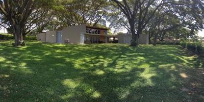 Vendo o alquilo espectacular casa campestre en Rozo Valle. EN CONDOMINIO FORESTAL CLUB, vía Rozo - aeropuerto km 11 - 7 min del aeropuerto. Área lote: 3091,4 M2, Área construida: 448,56 M2. Puerta eléctrica a la entrada, zona de oficios, cuarto del servicio con baño, garaje cubierto para cuatro vehículos, depósito, terraza, salón que componen la sala, comedor y cocina integral, deck para comedor auxiliar y jacuzzi Intex , patio ornamental, 2 baños sociales, cinco (5) alcobas con baño, vestier y terrazas exteriores, sala de alcobas closet de linos. todas las alcobas con aire acondicionado, cortinas y blackout. Lote con 6 samanes y cerca en malla.