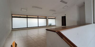 Local en arriendo en Itaguí.
¡Increíble oportunidad! Local espacioso con 2 baños y 3 parqueaderos en una ubicación privilegiada. Con  139 metros cuadrados, primer piso 59 metros , segundo piso 80, este espacio es perfecto para tu negocio. Cuenta con, puerta vidriera, cocineta, aire acondicionado, Energía trifásico, balcón. Cuenta con zona de parqueo exterior para visitantes, portería 24 horas, baños públicos, en centro comercial. No dejes pasar esta oportunidad, contáctanos ahora para más información. ¡Haz de este local el lugar ideal para tu emprendimiento!